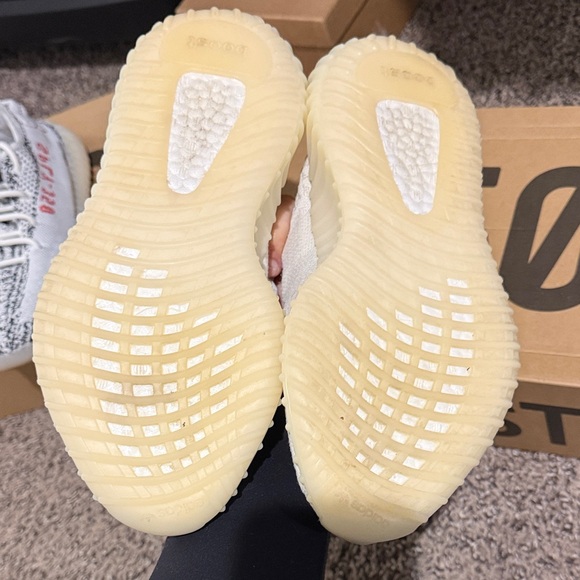 Yeezy Boost 350 V2 in Cream White - Picture 3 of 3